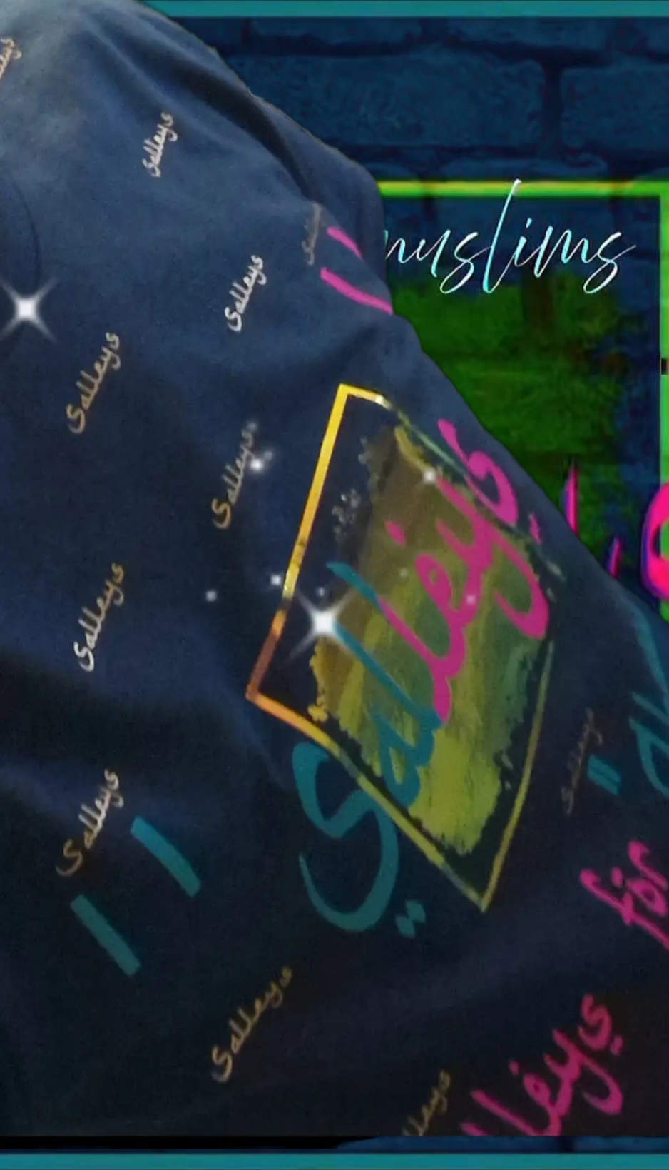 T shirt maillot Salleys. Vêtements made in Halal. À personnalisé. Bleu vert minuit / Bleu / Fushia / Or.